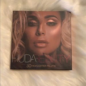 Huda Beauty 3D highlighter pallet